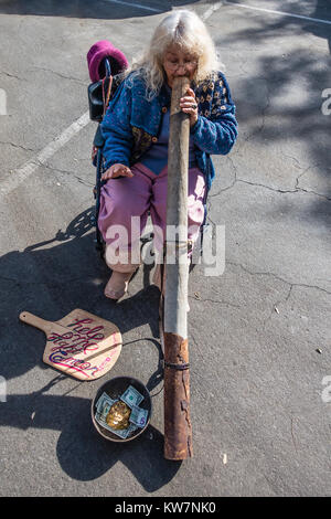 Frau spielen Didgeridoo im Santa Barbara, California's Bauernmarkt. Das Didgeridoo (auch bekannt als didjeridu) ist ein blasinstrument. Stockfoto