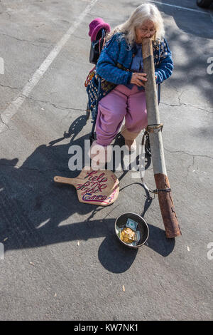 Frau spielen Didgeridoo im Santa Barbara, California's Bauernmarkt. Das Didgeridoo (auch bekannt als didjeridu) ist ein blasinstrument. Stockfoto