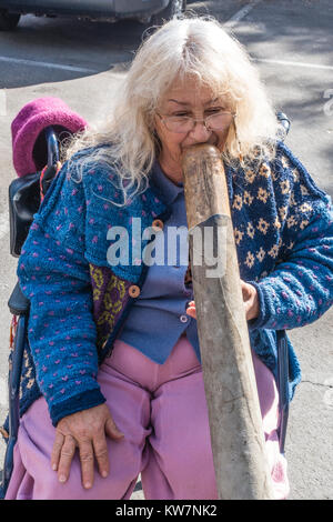 Frau spielen Didgeridoo im Santa Barbara, California's Bauernmarkt. Das Didgeridoo (auch bekannt als didjeridu) ist ein blasinstrument. Stockfoto