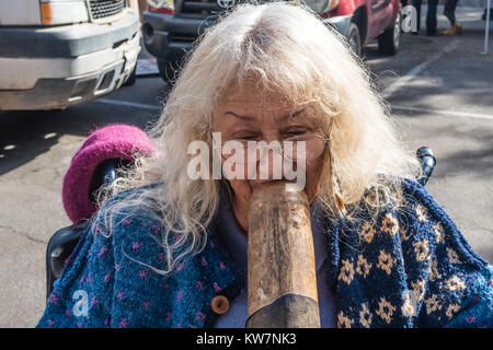 Frau spielen Didgeridoo im Santa Barbara, California's Bauernmarkt. Das Didgeridoo (auch bekannt als didjeridu) ist ein blasinstrument. Stockfoto