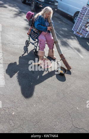 Frau spielen Didgeridoo im Santa Barbara, California's Bauernmarkt. Das Didgeridoo (auch bekannt als didjeridu) ist ein blasinstrument. Stockfoto