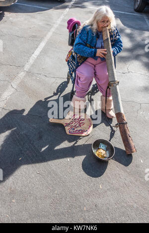 Frau spielen Didgeridoo im Santa Barbara, California's Bauernmarkt. Das Didgeridoo (auch bekannt als didjeridu) ist ein blasinstrument. Stockfoto