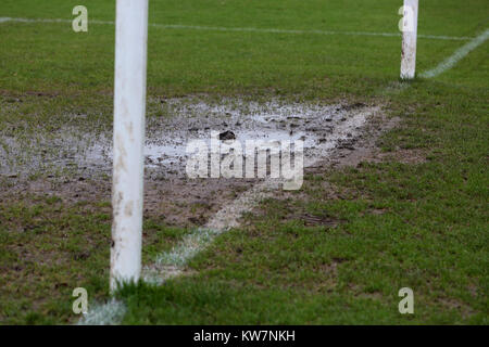 Die bosham vs Lancing United Football Match wurde aufgrund dieser waterlogged Pitch abgebrochen. Stockfoto