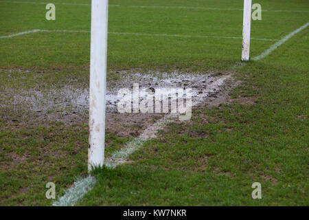 Die bosham vs Lancing United Football Match wurde aufgrund dieser waterlogged Pitch abgebrochen. Stockfoto