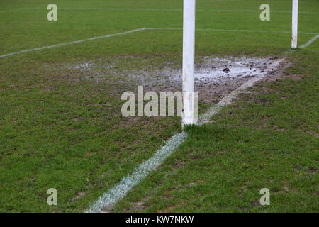 Die bosham vs Lancing United Football Match wurde aufgrund dieser waterlogged Pitch abgebrochen. Stockfoto