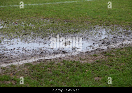 Die bosham vs Lancing United Football Match wurde aufgrund dieser waterlogged Pitch abgebrochen. Stockfoto