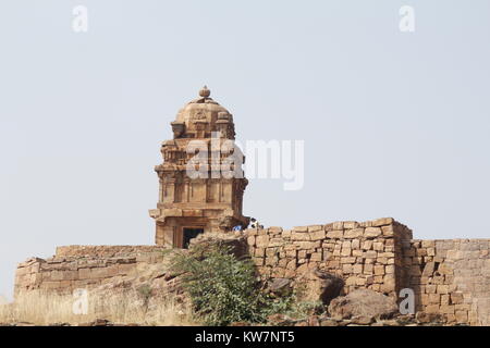 Blick auf und von badami Höhlen, Karnataka, Indien Stockfoto