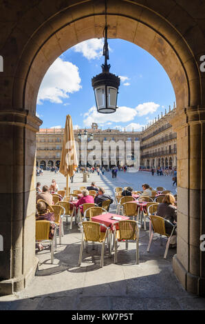 Gerahmte Blick auf den belebten Cafés gesäumt Barock Plaza Mayor, Salamanca, Spanien gestaltete Stockfoto