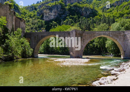 Brücke über den Fluss Tarn Anschließen des mittelalterlichen Dorfes Sainte-Enimie, Lozère, Languedoc-Roussillon, Frankreich Stockfoto