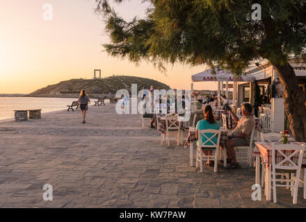 Der belebten Uferpromenade mit Cafes, die zum Tempel des Apollo Arch bei Sonnenuntergang der Insel Naxos, Griechenland Stockfoto