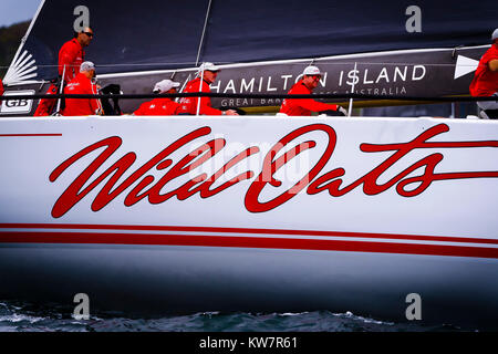 WILD OATS XI mit Skipper Mark Richards (L) dargestellt, vor dem Start der 73 nd Rolex Sydney Hobart Yacht Race 2017 im Hafen von Sydney in Sydney, NSW, Australien. © Hugh Peterswald/Alamy Stockfoto