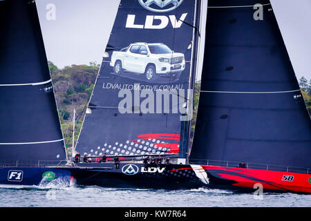 Black Jack mit Skipper von Mark Bradford überholt LDV Comanche mit Skipper von Jim Cooney nach dem Start der 73 nd Rolex Sydney Hobart Yacht Race 2017 im Hafen von Sydney in Sydney, NSW, Australien. © Hugh Peterswald/Alamy Stockfoto