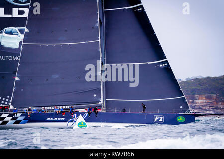 Black Jack mit Skipper von Mark Bradford überholt LDV Comanche mit Skipper von Jim Cooney nach dem Start der 73 nd Rolex Sydney Hobart Yacht Race 2017 im Hafen von Sydney in Sydney, NSW, Australien. © Hugh Peterswald/Alamy Stockfoto