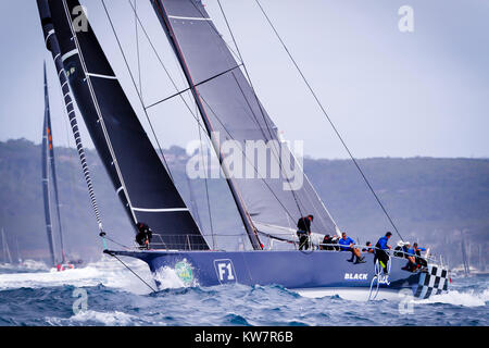 Black Jack mit Skipper von Mark Bradford führt die Flotte aus Sydney Harbour Ozean zu öffnen Nach dem Start der 73 nd Rolex Sydney Hobart Yacht Race 2017 im Hafen von Sydney in Sydney, NSW, Australien. © Hugh Peterswald/Alamy Stockfoto