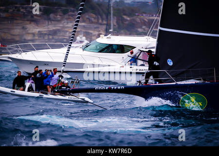 Black Jack mit Skipper von Mark Bradford führt die Flotte aus Sydney Harbour Ozean zu öffnen Nach dem Start der 73 nd Rolex Sydney Hobart Yacht Race 2017 im Hafen von Sydney in Sydney, NSW, Australien. © Hugh Peterswald/Alamy Stockfoto