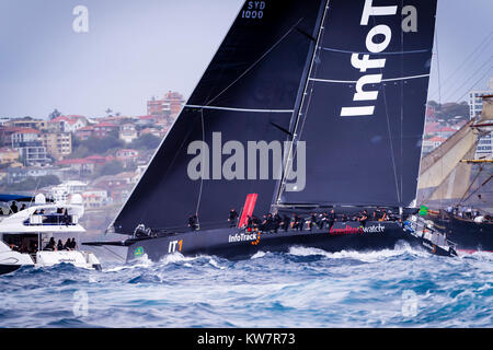 Infotrack im Besitz von Christian Beck und Skipper von Tom Slingsby Köpfe aus den Hafen von Sydney nach dem Start der 73 nd Rolex Sydney Hobart Yacht Race 2017 im Hafen von Sydney in Sydney, NSW, Australien Ozean zu öffnen. © Hugh Peterswald/Alamy Stockfoto