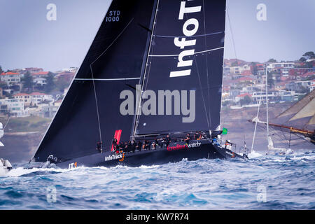 Infotrack im Besitz von Christian Beck und Skipper von Tom Slingsby Köpfe aus den Hafen von Sydney nach dem Start der 73 nd Rolex Sydney Hobart Yacht Race 2017 im Hafen von Sydney in Sydney, NSW, Australien Ozean zu öffnen. © Hugh Peterswald/Alamy Stockfoto