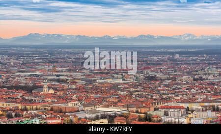 München historische Zentrum Panoramablick Antenne Stadtbild mit Alpen auf Skyline ridge vor Sonnenuntergang Stockfoto