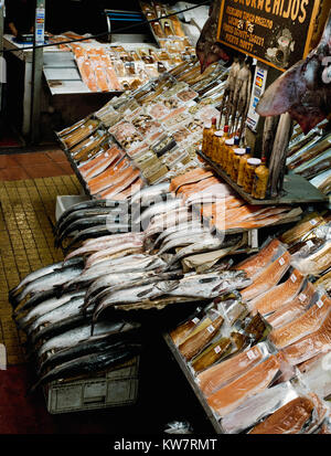 Vielfalt der frischen & getrockneten Fisch und Meeresfrüchte im Angelmo Fish Market, Puerto Montt, Chile Stockfoto