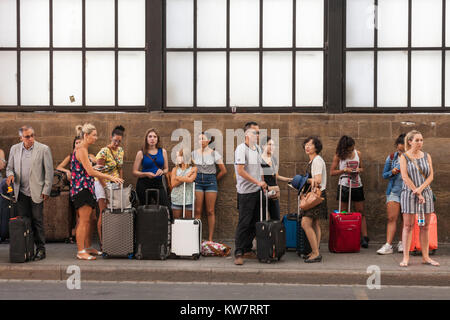 Menschen in Linie an eine Bushaltestelle, Florenz, Italien Stockfoto