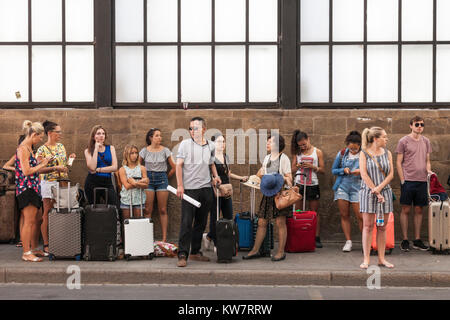 Menschen in Linie an eine Bushaltestelle, Florenz, Italien Stockfoto