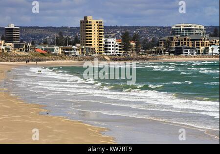 Blick über den Strand nach Glenelg Vorland in Adelaide an einem sonnigen Tag. Stockfoto