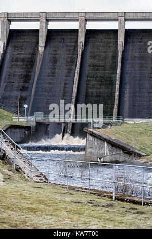 Thruscross Behälter Dam Wasser in den Fluss Washburn, Blubberhouses North Yorkshire Stockfoto