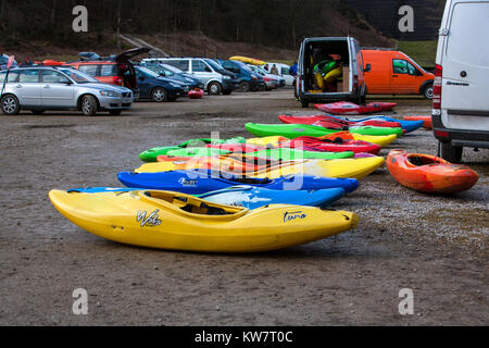 Kanus/Kajaks am Ufer des Flusses Washburn den Auslass des Behälters Thruscross Blubberhouses North Yorkshire Stockfoto