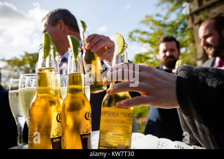 Hochzeit Garten party in Taunton mit Getränken im Garten serviert. Stockfoto