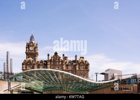 Eingang zur Waverley Mall mit das Balmoral Hotel im Hintergrund, Edinburgh, Schottland, Großbritannien. Konzept - Moderne und alte Architektur. Stockfoto