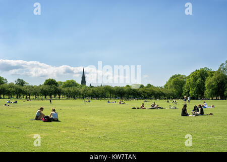 Studenten von der Universität Edinburgh genießen Sie einen sonnigen Tag im Park, Edinburgh, Schottland, UK, Sonnen, Spielen und Picknicken Stockfoto