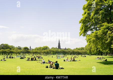 Jugendliche, Studenten von der Universität Edinburgh genießen Sie einen sonnigen Tag im Park, Edinburgh, Schottland, Großbritannien, Sonnenbaden und Grillen Stockfoto