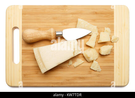 Stücke von Parmesan auf Holz Schneidebrett Stockfoto