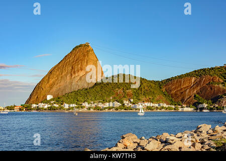 Anzeigen von Botafogo Bucht mit Wasser und Boote, Zuckerhut Hill und Urca Bezirk Stockfoto