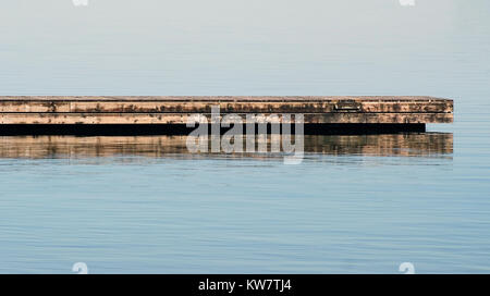 Schwimmen Dock an ruhigen blauen See Gewässer im Cottage Stockfoto