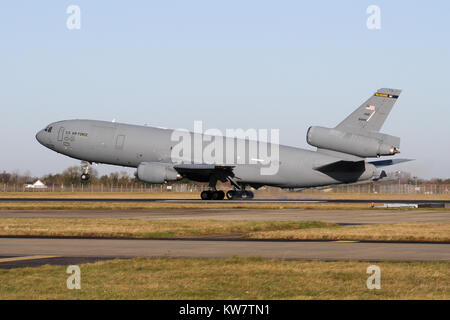 USAF McDonnell Douglas KC-10 Extender Ankunft in RAF Mildenhall an einem klaren Dezember Morgen nach der Überquerung des Atlantiks von McGuire AFB. Stockfoto