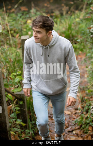 Teenager zu Fuß außerhalb Schritte auf einen Herbst Tag Stockfoto