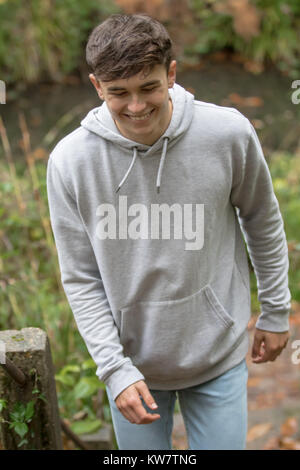 Teenager zu Fuß außerhalb Schritte auf einen Herbst Tag Stockfoto