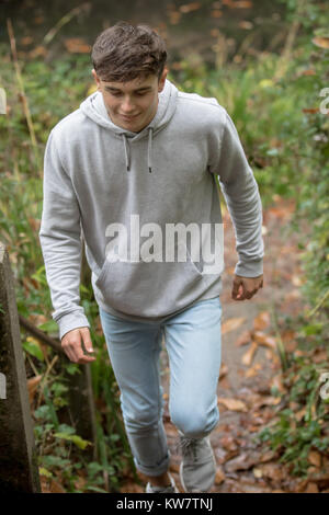 Teenager zu Fuß außerhalb Schritte auf einen Herbst Tag Stockfoto