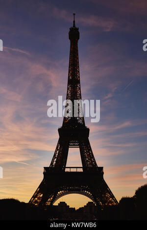 Eiffelturm am Abend Zeit im Herbst. Stockfoto