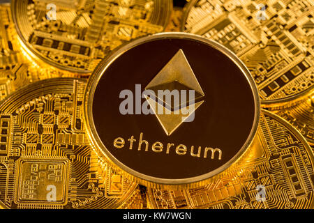 Stapel von Äther Münzen mit Gold Hintergrund Stockfoto