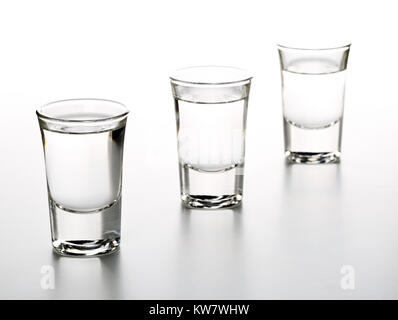 Deutschen Schnaps Korn Schnaps in Shot Gläser auf weißem Hintergrund Stockfoto