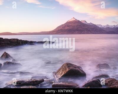 Felsen in der Nähe von Elgol, Loch Scavaig, Isle of Skye Schottland. Warmen Sonnenuntergang Farben im kalten Februar Abend. Beliebte Fotografen Ziel. Stockfoto