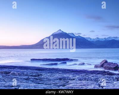 Abend am Loch Scavaig mit Cuillins Berge im warmen Abendlicht. Isle of Skye Schottland Stockfoto