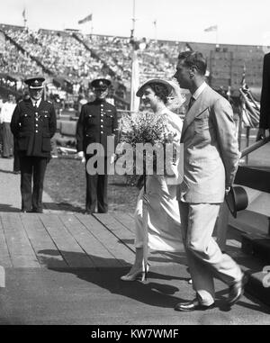 König Georg VI. und Königin Elizabeth bei Festival der Jugend Wembley Stadium Juli 1937 Stockfoto