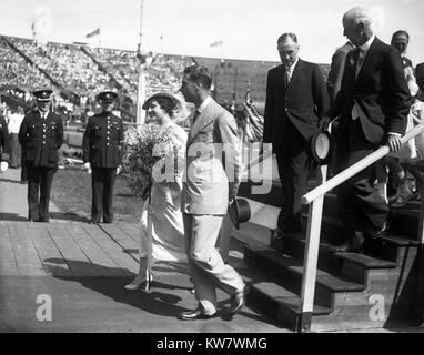 König Georg VI. und Königin Elizabeth bei Festival der Jugend Wembley Stadium Juli 1937 Stockfoto