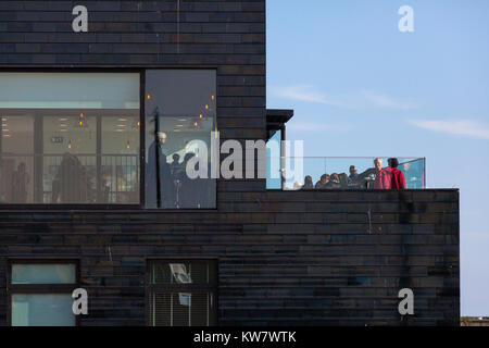 Hastings contemporarynformally Jerwood Galerie Terrasse an einem hellen, sonnigen Herbsttag, Hastings, East Sussex, Großbritannien Stockfoto