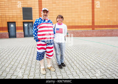 Paar in US-Farben, Sternen und Streifen gekleidet während der Befreiung der Stadt durch das US-Militär, Pilsen, Tschechische Republik Menschen Stockfoto