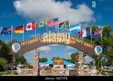 Oshkosh, WI - 24. Juli 2017: Auf der EAA airshow Zeichen für die jährliche internationale, experimentelle aircrat Association Fly-in Übereinkommen Stockfoto