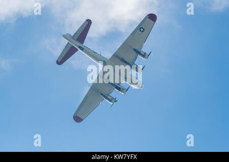 Oshkosh, WI - 24. Juli 2017: ein B-17 Bomber flying Overhead. B-17 Bomber wurde während des Zweiten Weltkrieges verwendet Stockfoto